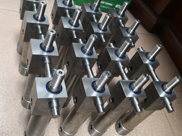 不銹鋼磁性油缸：耐腐蝕性與位置反饋的完美融合!  　　在自動化設備，尤其是食品、醫藥、化工或潮濕環境下，執行元件的可靠性與智能化水平直接決定了生產效率和系統穩定性。不銹鋼磁性油缸的誕生，正是為了滿足這一苛刻需求，它成功實現了卓越耐腐蝕性與精準位置反饋功能的完美融合。  　　傳統碳鋼油缸在惡劣環境中易被腐蝕，導致泄漏、卡頓甚至失效。不銹鋼磁性油缸以其優質不銹鋼材質，從根本上解決了這一問題，能夠抵御水汽、化學品及苛刻環境的侵蝕，保證了長久的服役壽命和極高的可靠性。  　　與此同時，其內置的磁性活塞，使油缸能夠